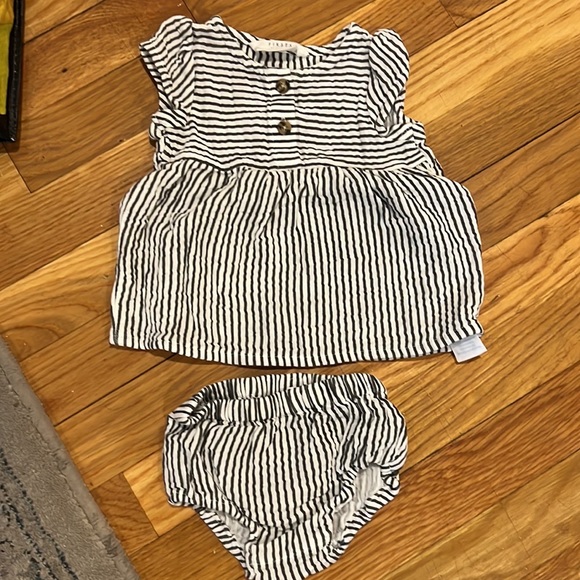 5/$30 adorable NB dress - Picture 1 of 2